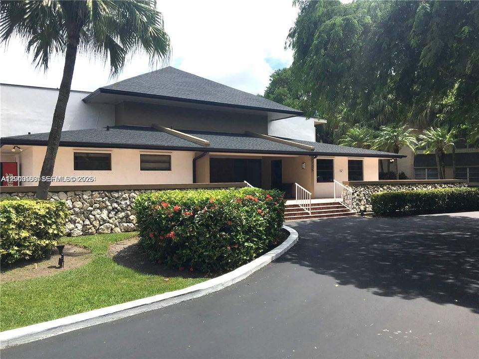 For Sale: $315,000 (2 beds, 1 baths, 900 Square Feet)