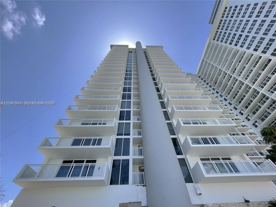 В аренду: $2,800 (1 спален, 1 ванн, 896 Квадратных фут)