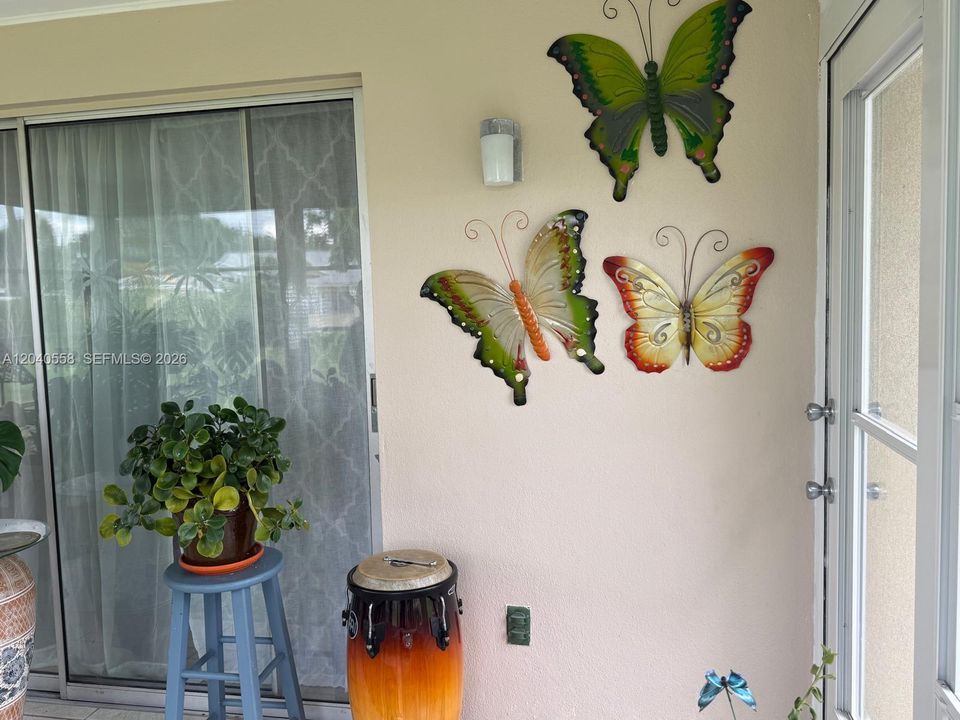 For Sale: $124,999 (2 beds, 2 baths, 990 Square Feet)