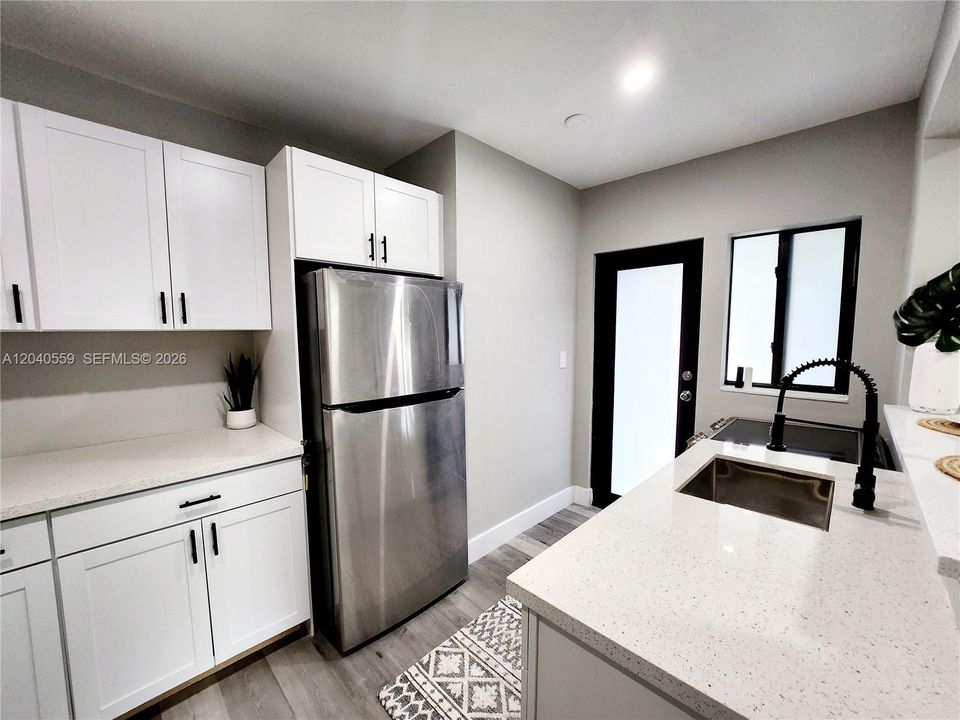 For Rent: $3,000 (3 beds, 1 baths, 2600 Square Feet)