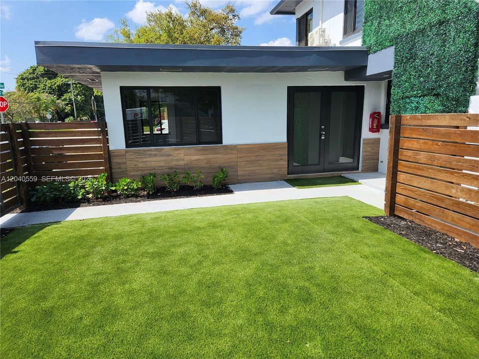 For Rent: $3,000 (3 beds, 1 baths, 2600 Square Feet)