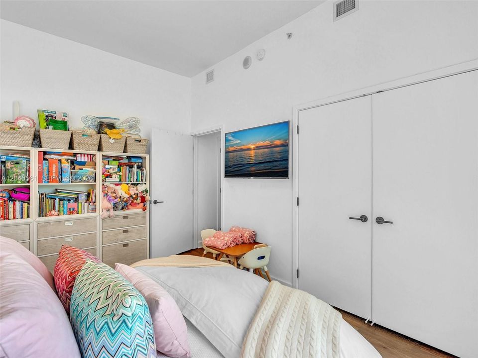 For Sale: $1,200,000 (2 beds, 2 baths, 1288 Square Feet)