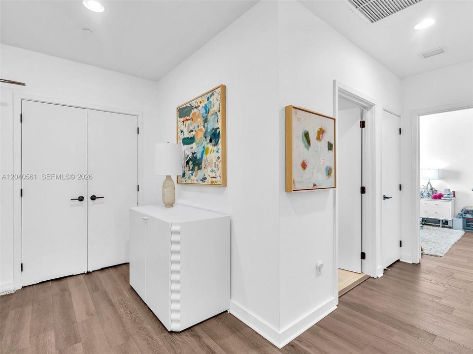 For Sale: $1,200,000 (2 beds, 2 baths, 1288 Square Feet)