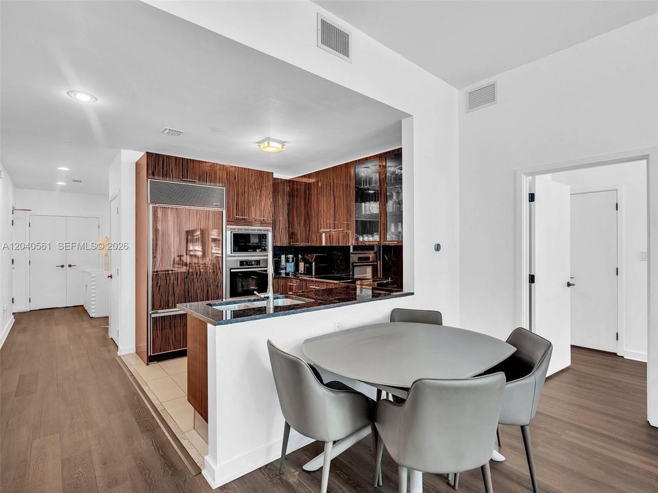 For Sale: $1,200,000 (2 beds, 2 baths, 1288 Square Feet)