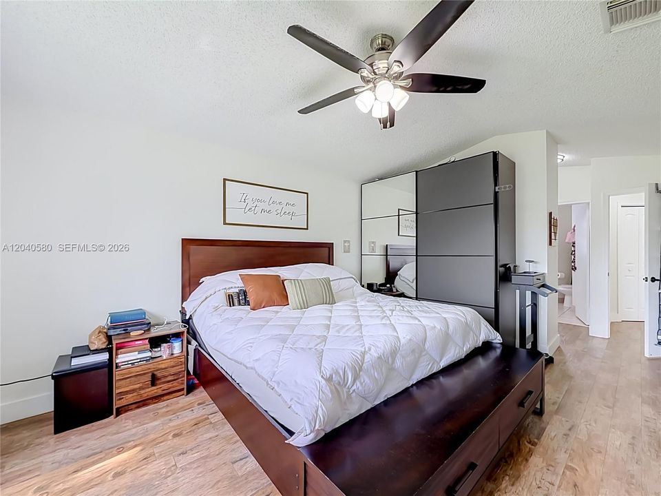 Activo con contrato: $650,000 (3 camas, 2 baños, 1577 Pies cuadrados)