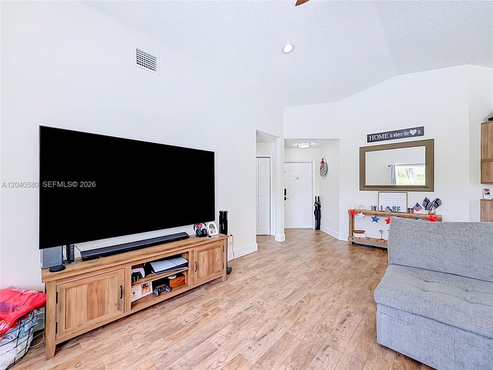 Activo con contrato: $650,000 (3 camas, 2 baños, 1577 Pies cuadrados)