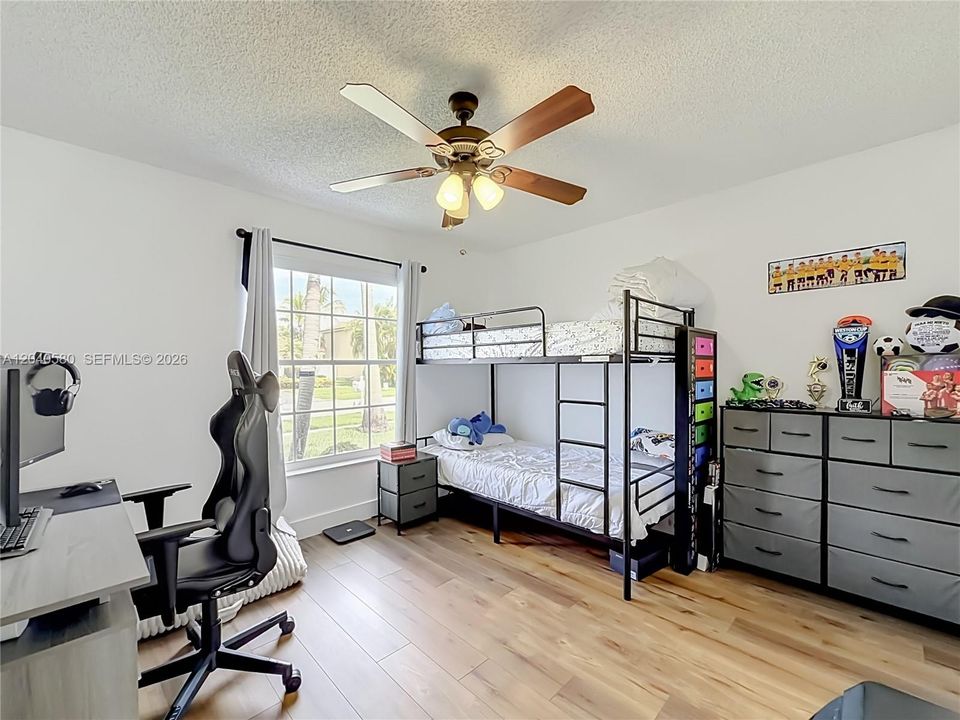 Activo con contrato: $650,000 (3 camas, 2 baños, 1577 Pies cuadrados)
