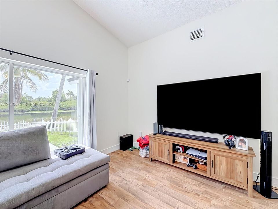 Activo con contrato: $650,000 (3 camas, 2 baños, 1577 Pies cuadrados)