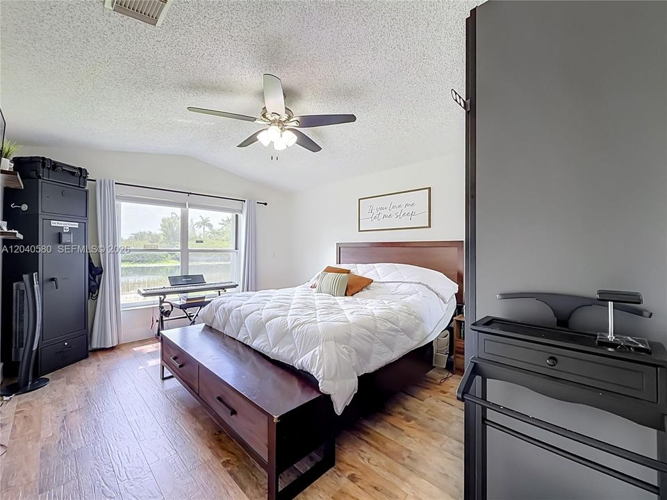 Activo con contrato: $650,000 (3 camas, 2 baños, 1577 Pies cuadrados)