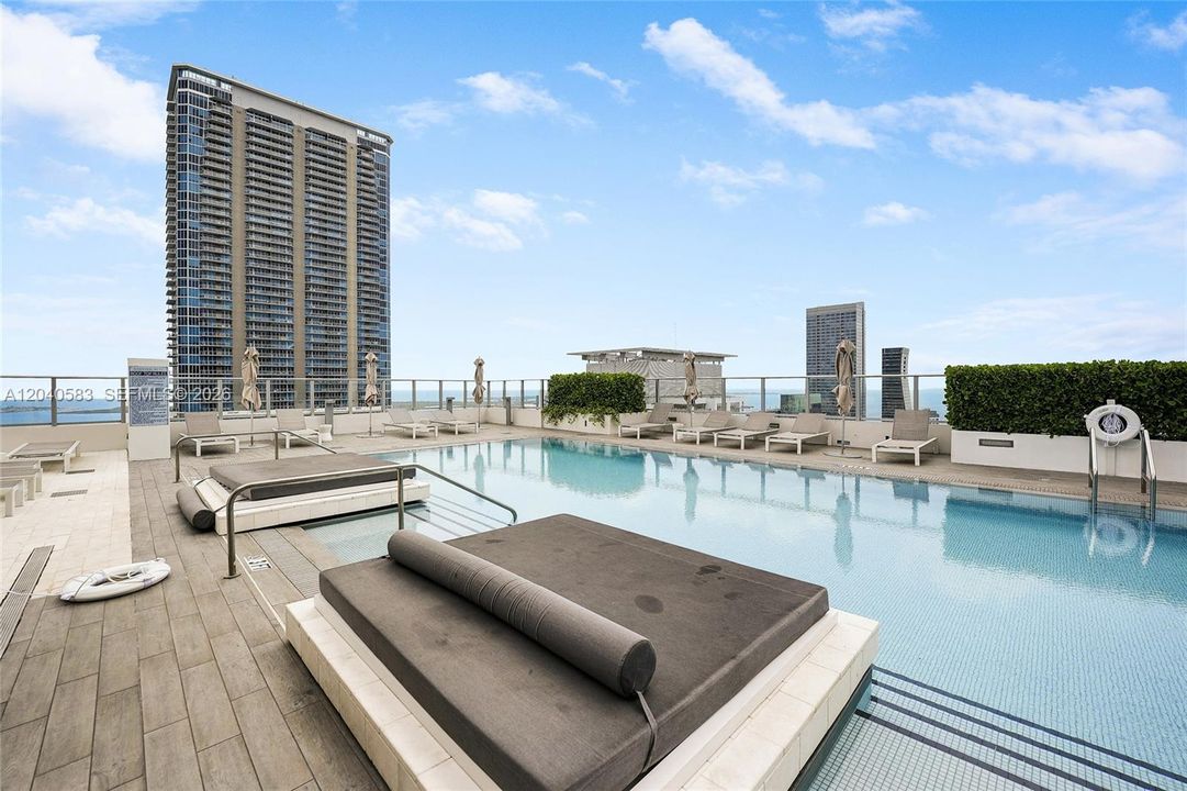 For Rent: $5,900 (2 beds, 2 baths, 970 Square Feet)