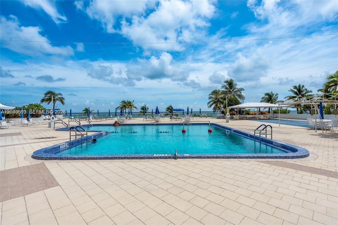 En Venta: $334,000 (1 camas, 1 baños, 896 Pies cuadrados)