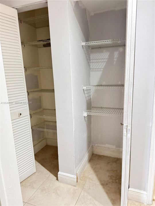 En Renta: $1,750 (0 camas, 1 baños, 2039 Pies cuadrados)