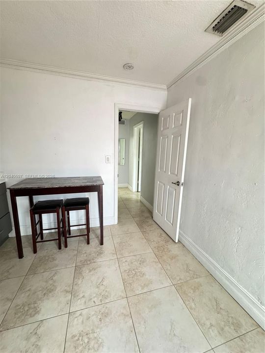 En Renta: $1,750 (0 camas, 1 baños, 2039 Pies cuadrados)