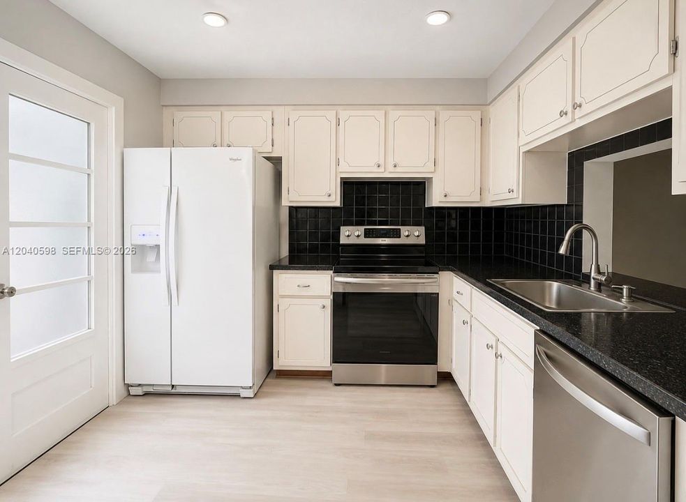 В аренду: $1,800 (1 спален, 1 ванн, 817 Квадратных фут)