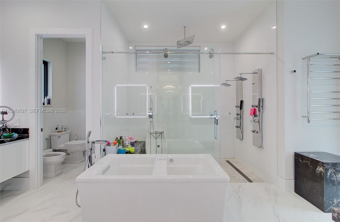 For Sale: $3,999,999 (6 beds, 6 baths, 4250 Square Feet)