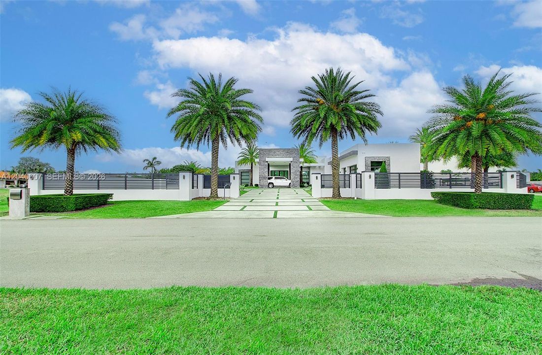 For Sale: $3,999,999 (6 beds, 6 baths, 4250 Square Feet)
