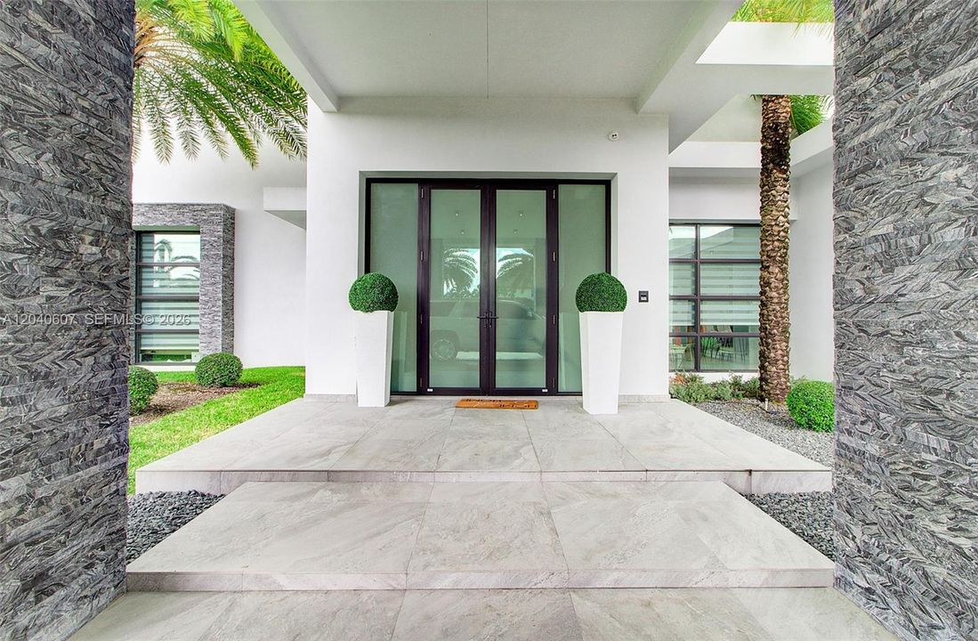 For Sale: $3,999,999 (6 beds, 6 baths, 4250 Square Feet)