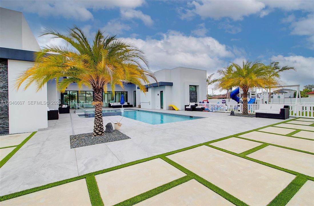 For Sale: $3,999,999 (6 beds, 6 baths, 4250 Square Feet)