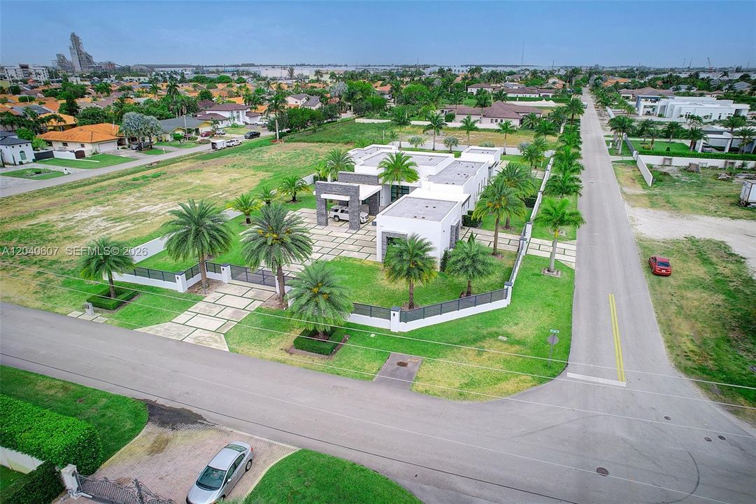For Sale: $3,999,999 (6 beds, 6 baths, 4250 Square Feet)