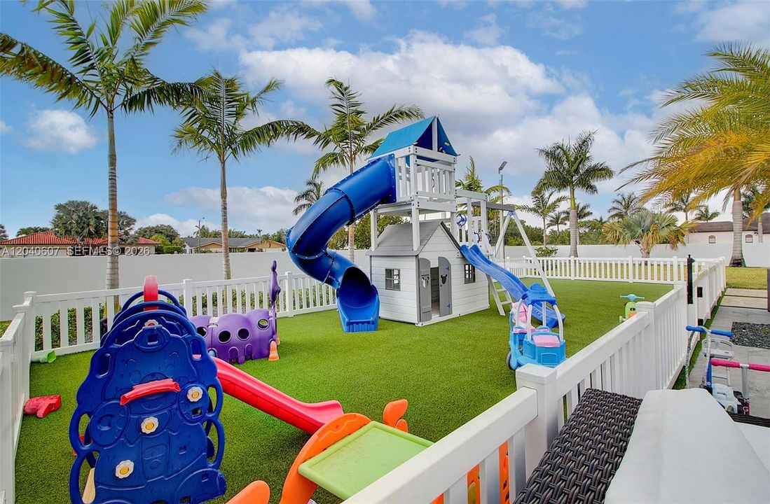 For Sale: $3,999,999 (6 beds, 6 baths, 4250 Square Feet)