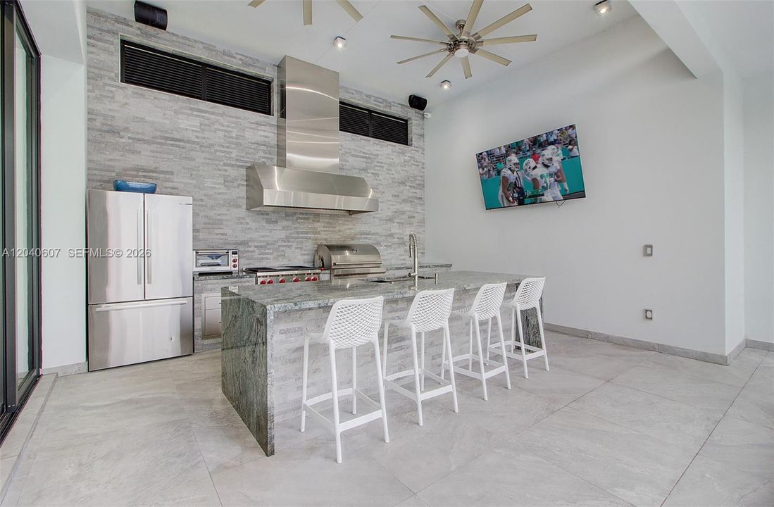 For Sale: $3,999,999 (6 beds, 6 baths, 4250 Square Feet)