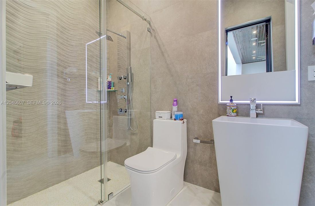 For Sale: $3,999,999 (6 beds, 6 baths, 4250 Square Feet)