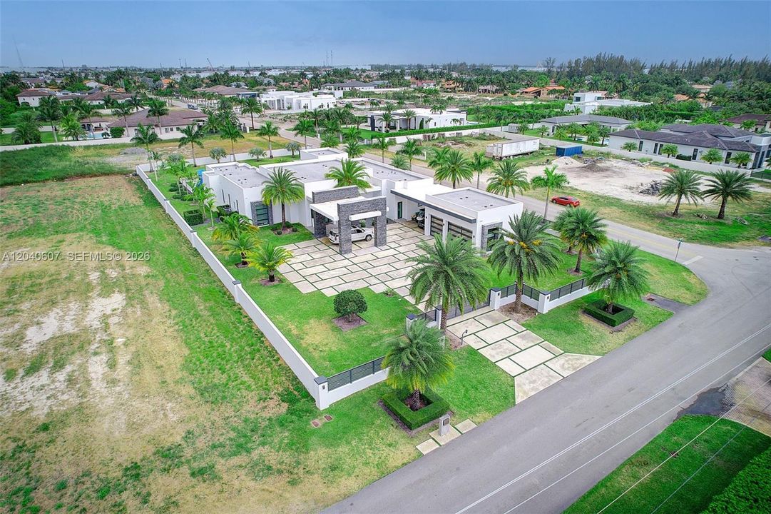 For Sale: $3,999,999 (6 beds, 6 baths, 4250 Square Feet)