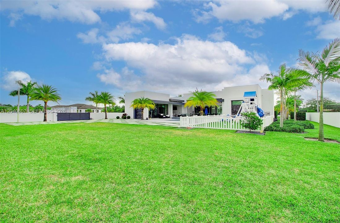 For Sale: $3,999,999 (6 beds, 6 baths, 4250 Square Feet)