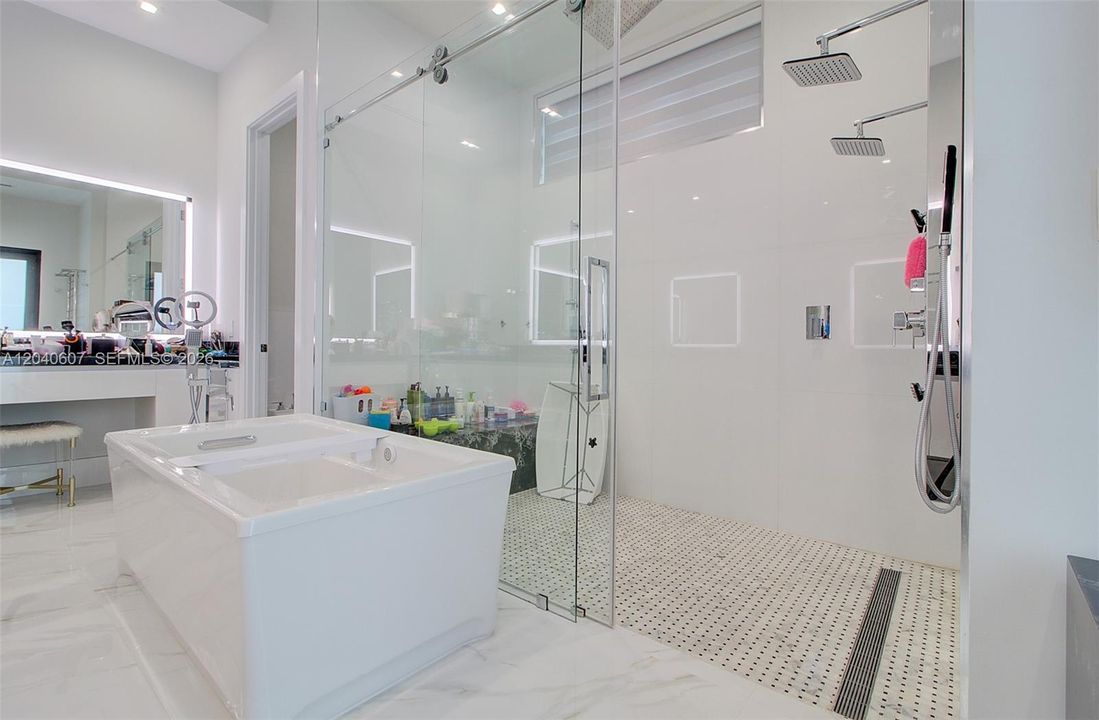 For Sale: $3,999,999 (6 beds, 6 baths, 4250 Square Feet)