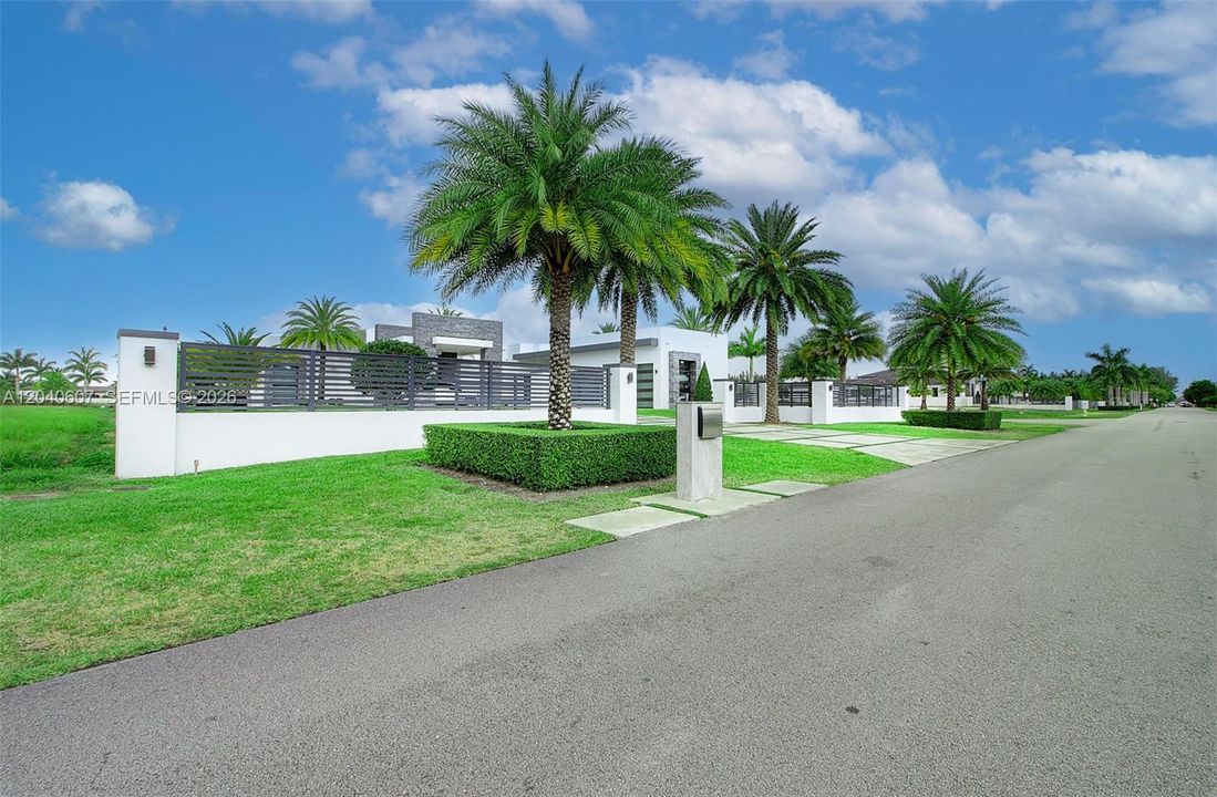 For Sale: $3,999,999 (6 beds, 6 baths, 4250 Square Feet)
