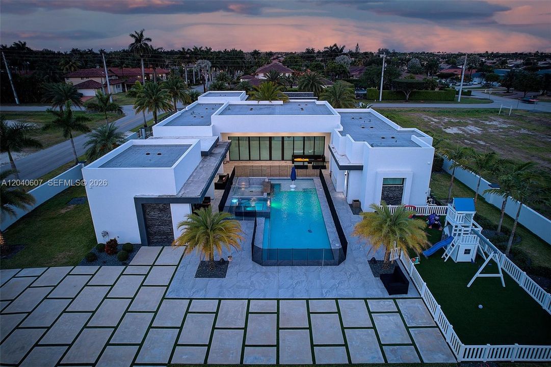 For Sale: $3,999,999 (6 beds, 6 baths, 4250 Square Feet)
