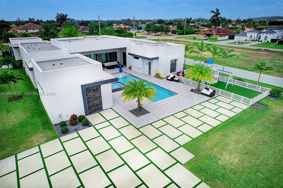 For Sale: $3,999,999 (6 beds, 6 baths, 4250 Square Feet)