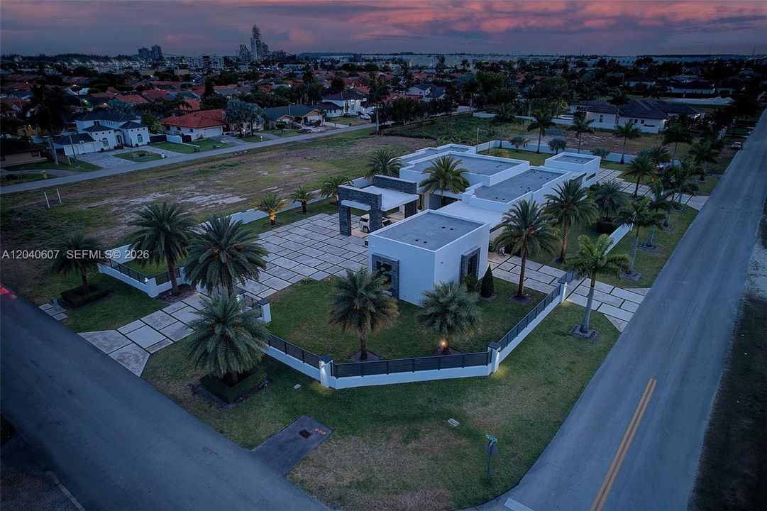 For Sale: $3,999,999 (6 beds, 6 baths, 4250 Square Feet)