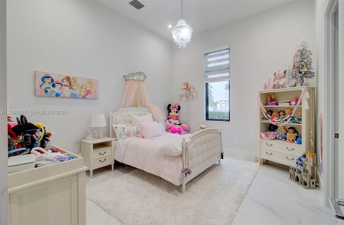 For Sale: $3,999,999 (6 beds, 6 baths, 4250 Square Feet)