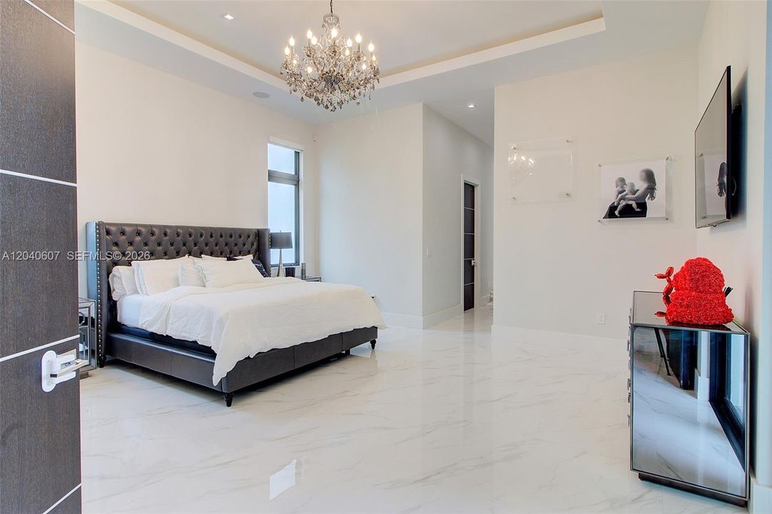 For Sale: $3,999,999 (6 beds, 6 baths, 4250 Square Feet)