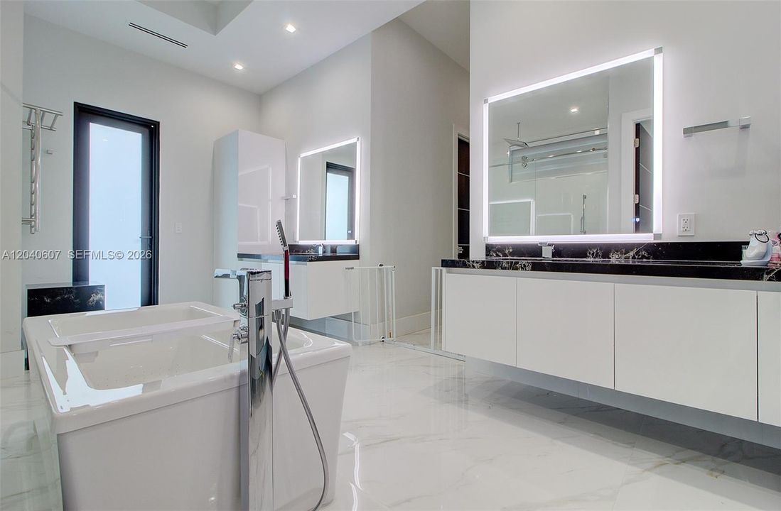 For Sale: $3,999,999 (6 beds, 6 baths, 4250 Square Feet)