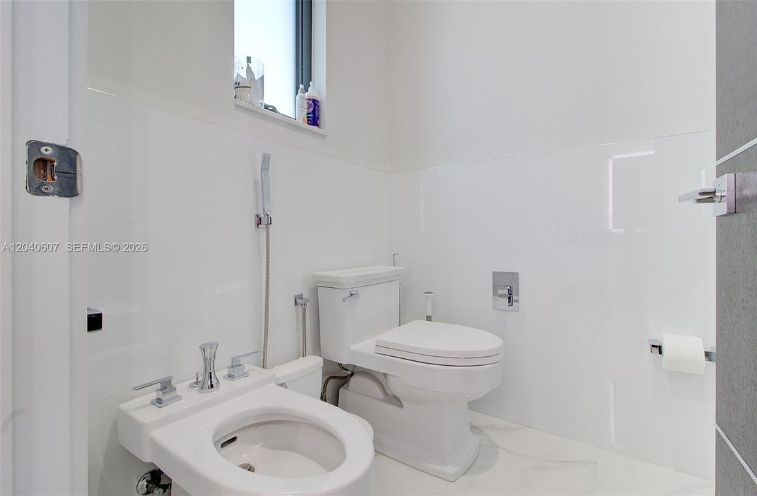 For Sale: $3,999,999 (6 beds, 6 baths, 4250 Square Feet)