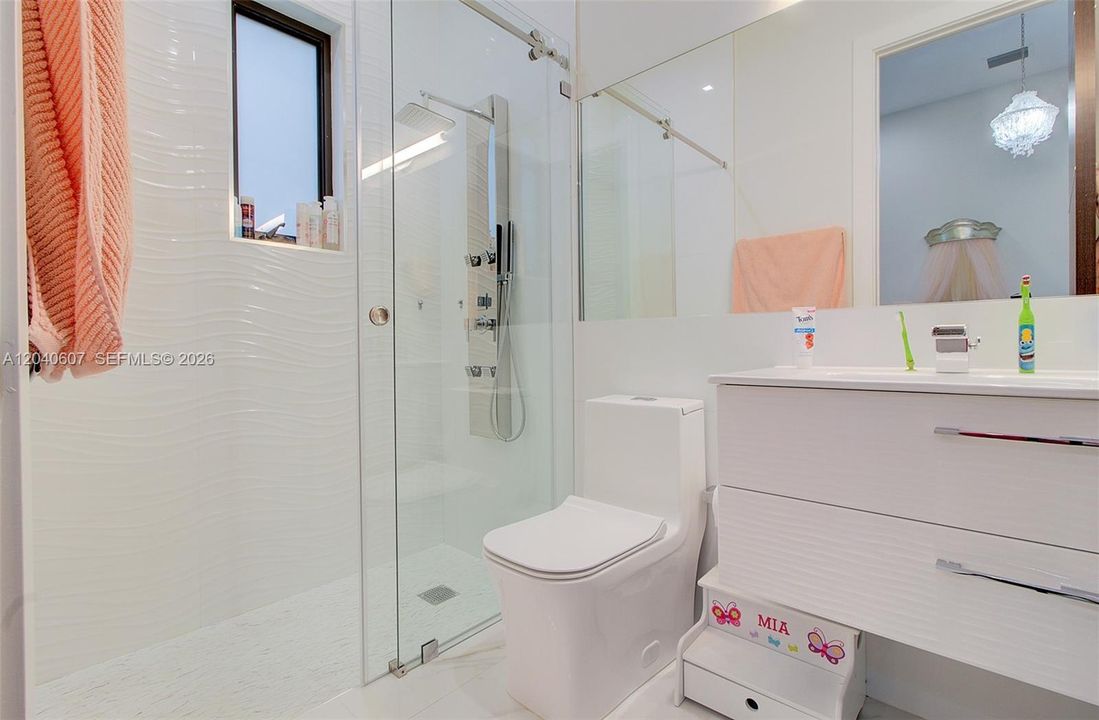 For Sale: $3,999,999 (6 beds, 6 baths, 4250 Square Feet)