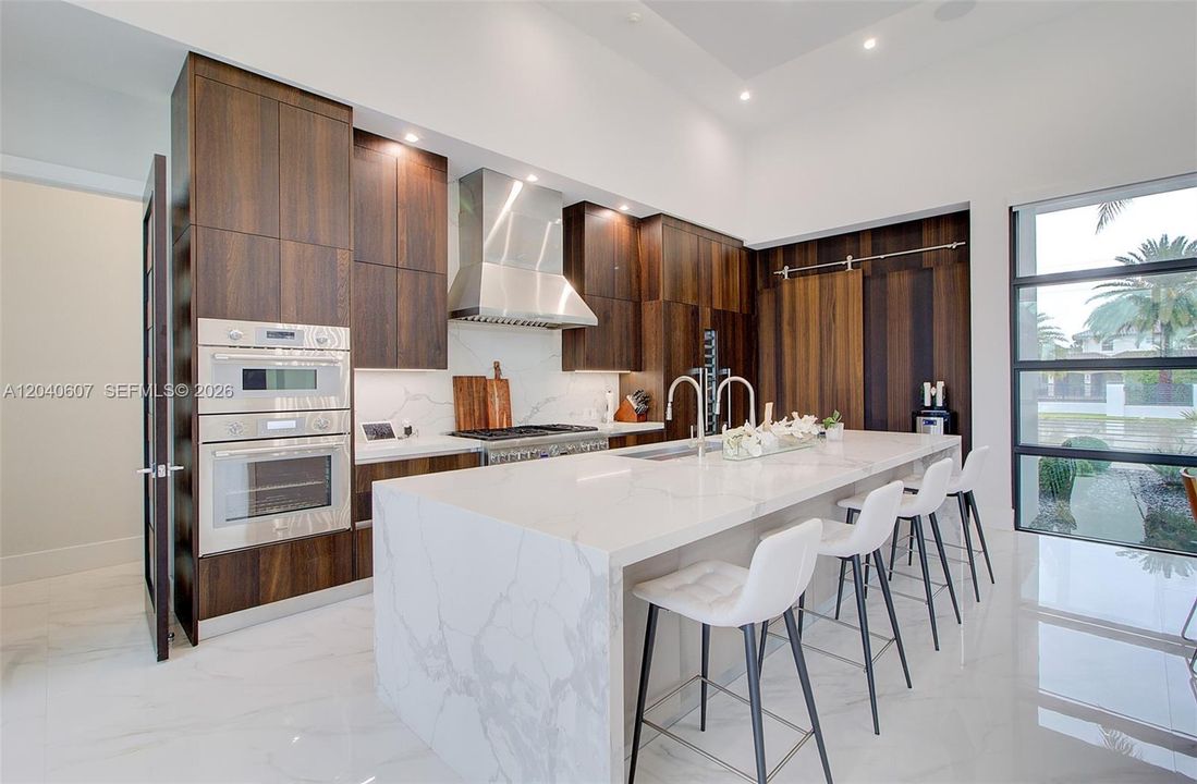 For Sale: $3,999,999 (6 beds, 6 baths, 4250 Square Feet)