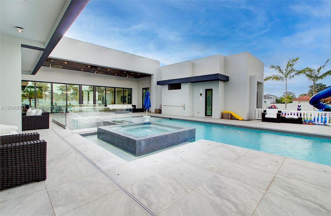 For Sale: $3,999,999 (6 beds, 6 baths, 4250 Square Feet)