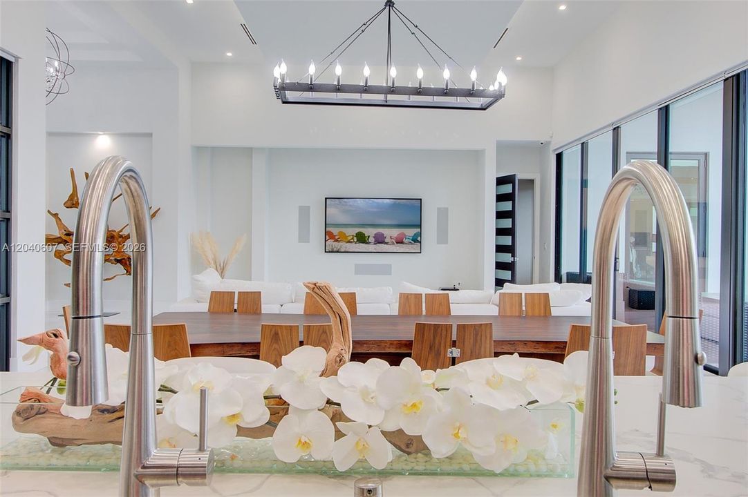 For Sale: $3,999,999 (6 beds, 6 baths, 4250 Square Feet)