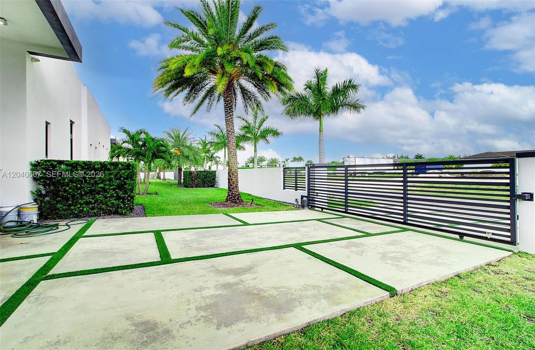 For Sale: $3,999,999 (6 beds, 6 baths, 4250 Square Feet)