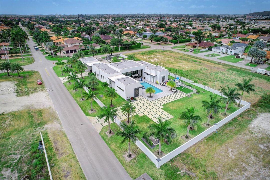 For Sale: $3,999,999 (6 beds, 6 baths, 4250 Square Feet)