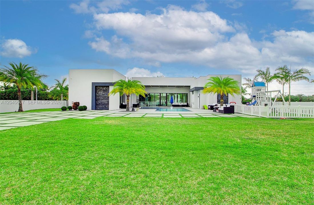 For Sale: $3,999,999 (6 beds, 6 baths, 4250 Square Feet)
