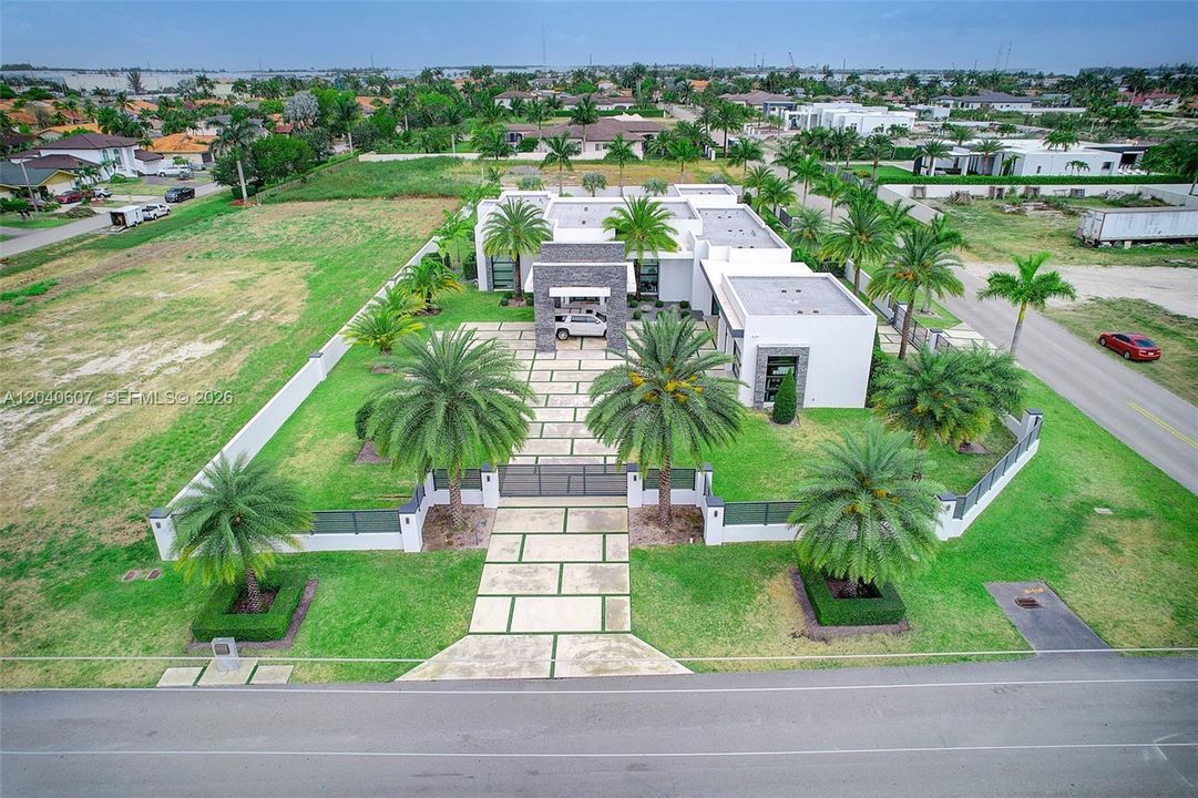 For Sale: $3,999,999 (6 beds, 6 baths, 4250 Square Feet)