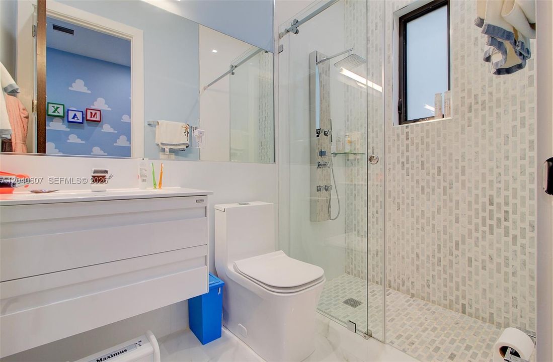 For Sale: $3,999,999 (6 beds, 6 baths, 4250 Square Feet)