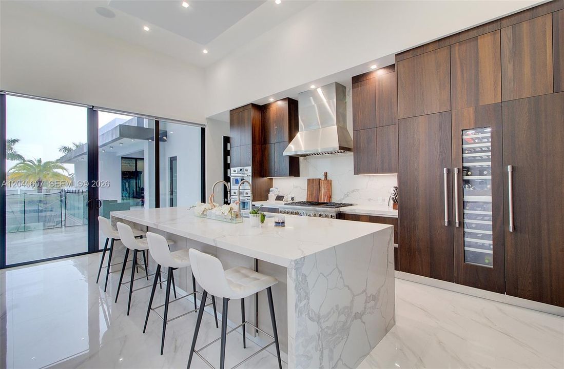 For Sale: $3,999,999 (6 beds, 6 baths, 4250 Square Feet)