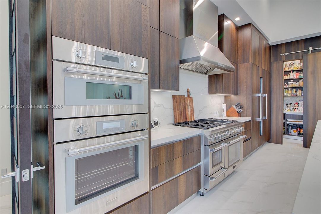 For Sale: $3,999,999 (6 beds, 6 baths, 4250 Square Feet)