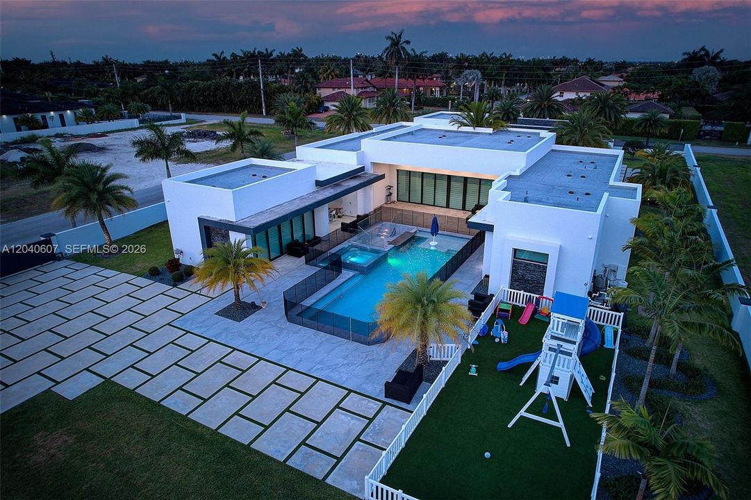 For Sale: $3,999,999 (6 beds, 6 baths, 4250 Square Feet)