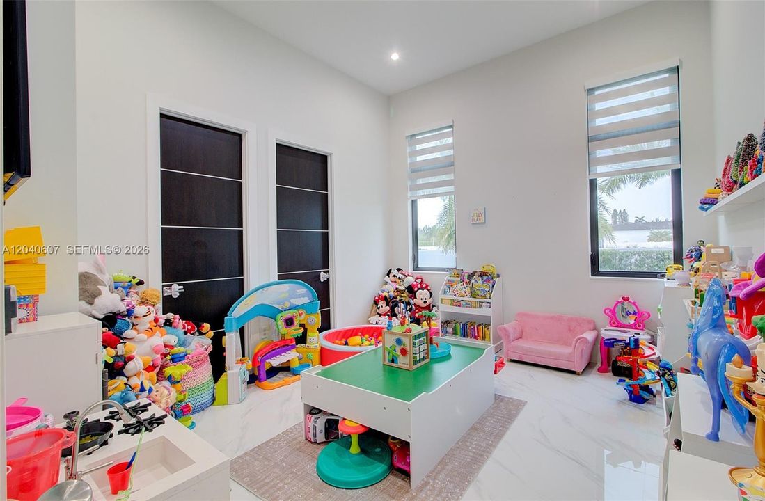 For Sale: $3,999,999 (6 beds, 6 baths, 4250 Square Feet)